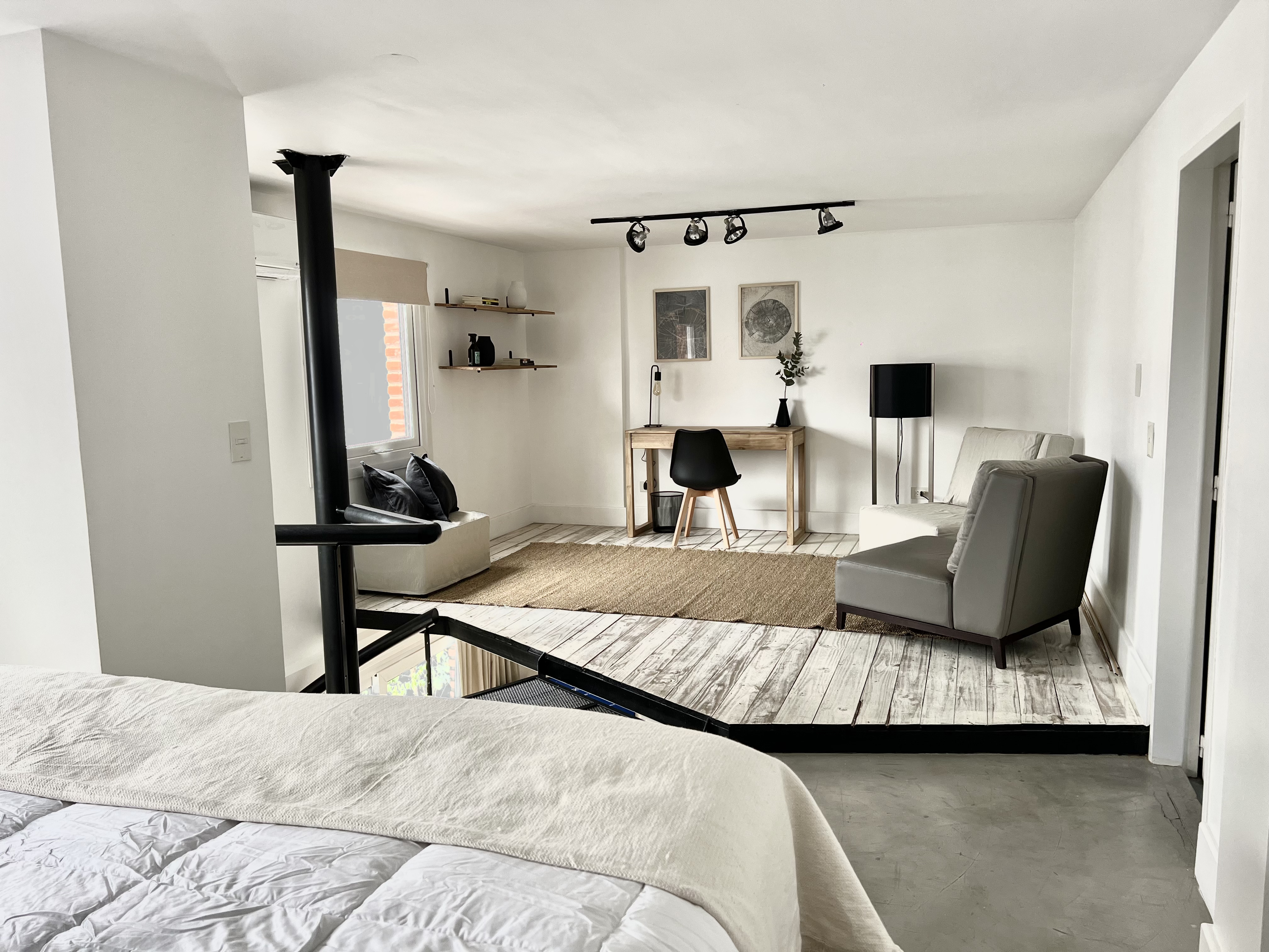 Semi piso — sala de estar y escritorio