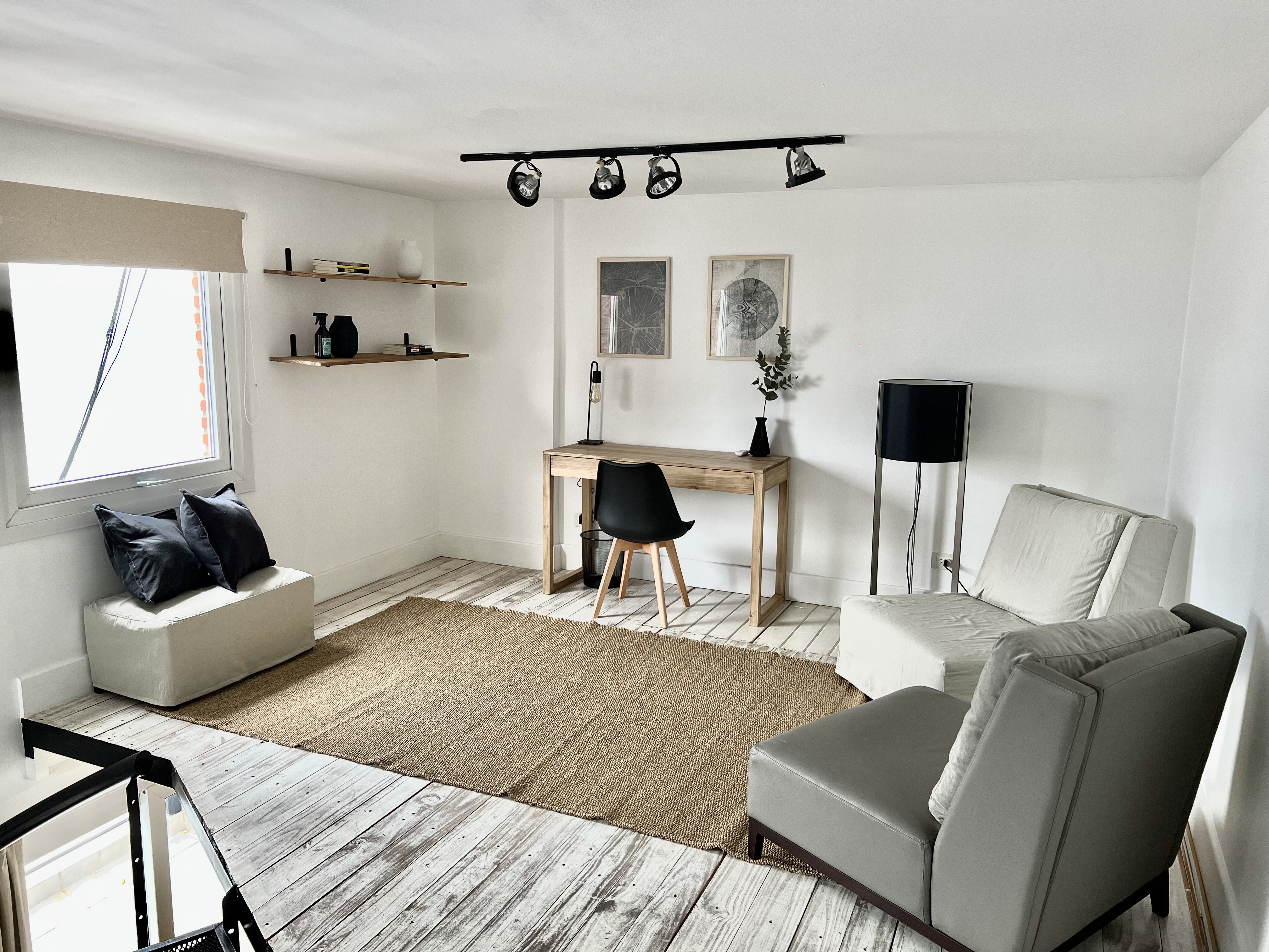 Semi piso — sala de estar con pisos de madera