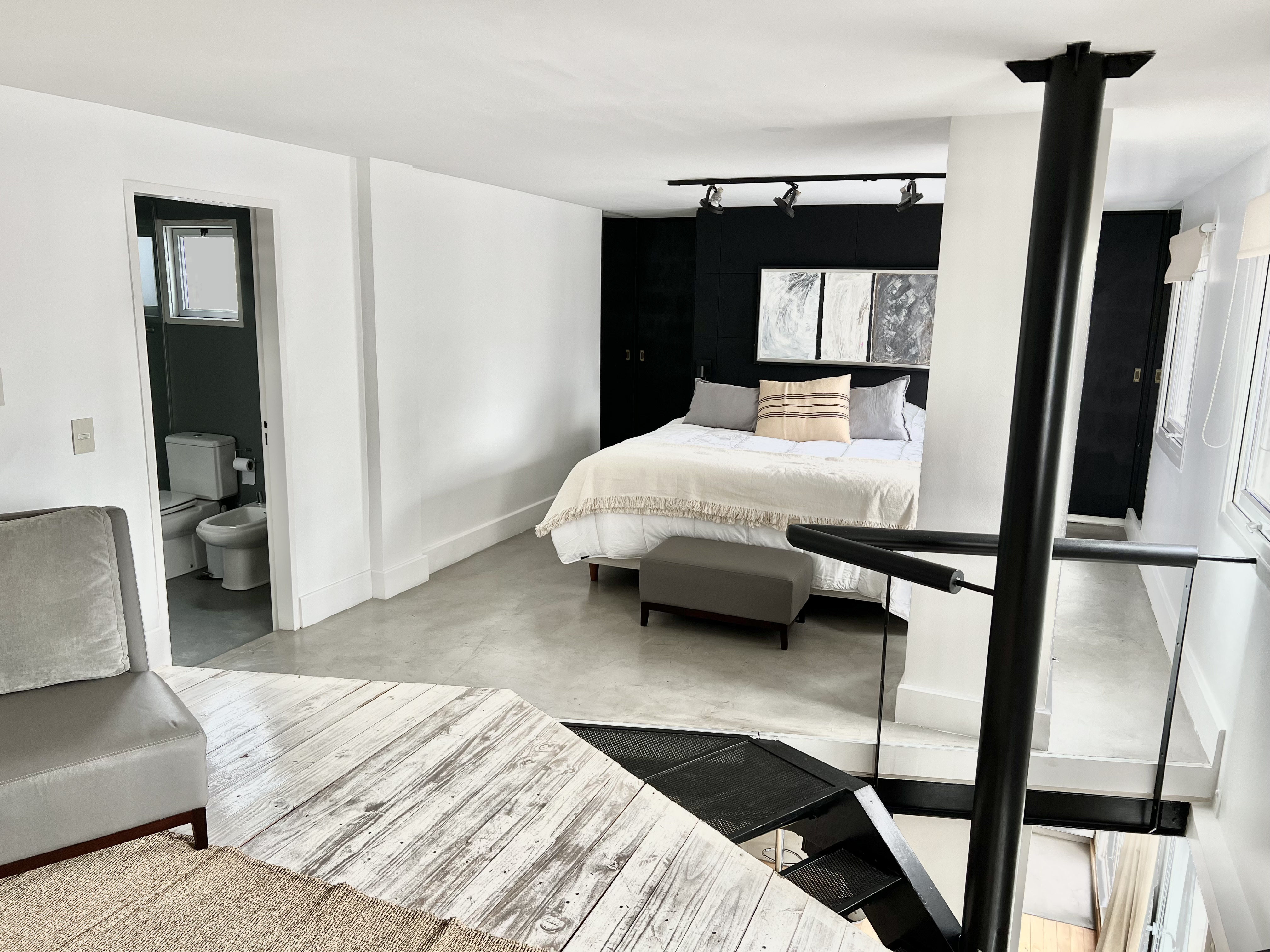 Vista desde escalera al dormitorio